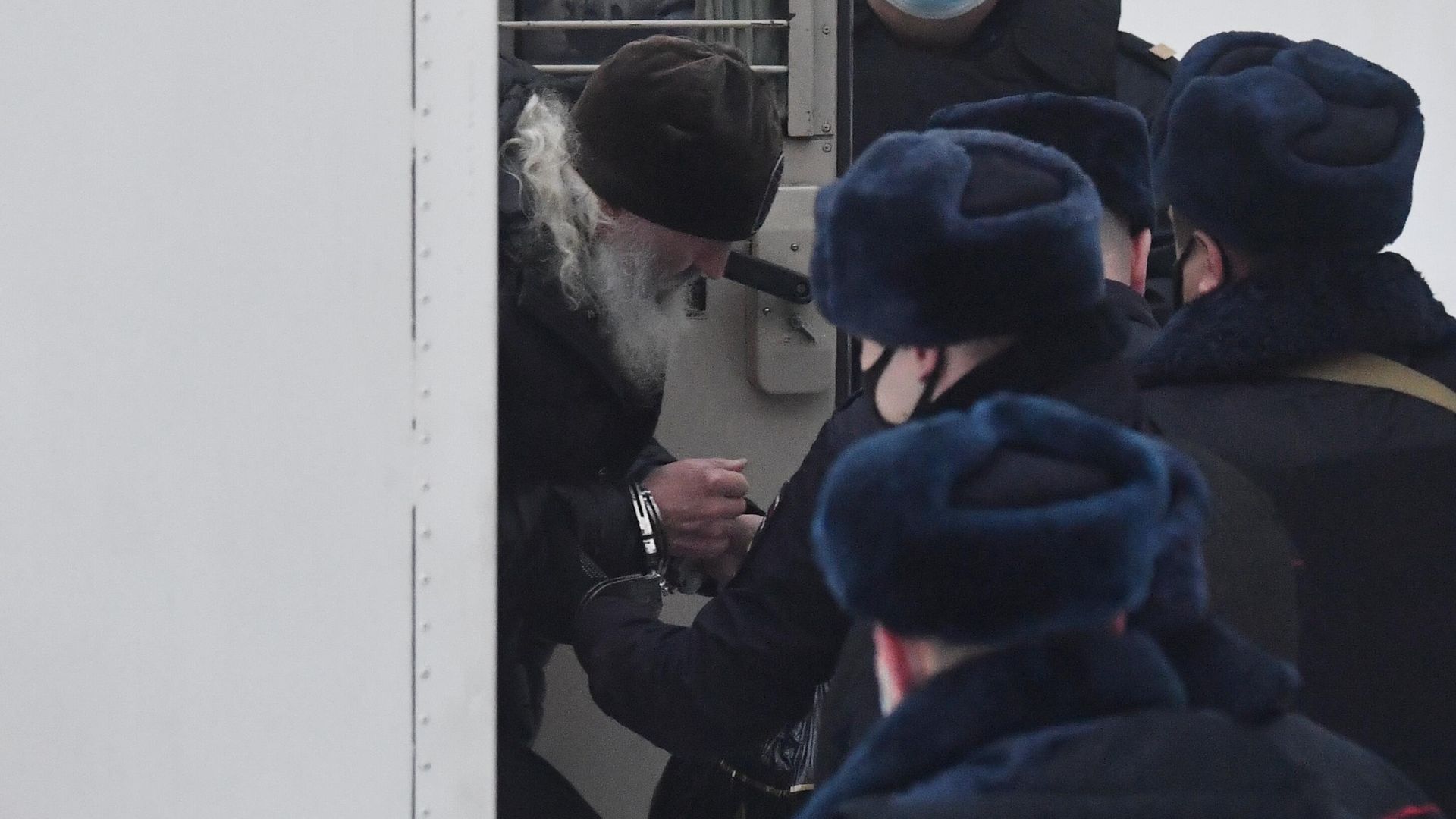 Бывший схимонах Сергий (Николай Романов) выходит из автозака у Басманного суда Москвы Бывший схимонах Сергий (Николай Романов) выходит из автозака у Басманного суда Москвы - РИА Новости, 1920, 29.12.2020