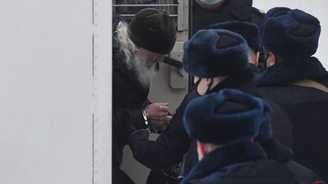Бывший схимонах Сергий (Николай Романов) выходит из автозака у Басманного суда Москвы