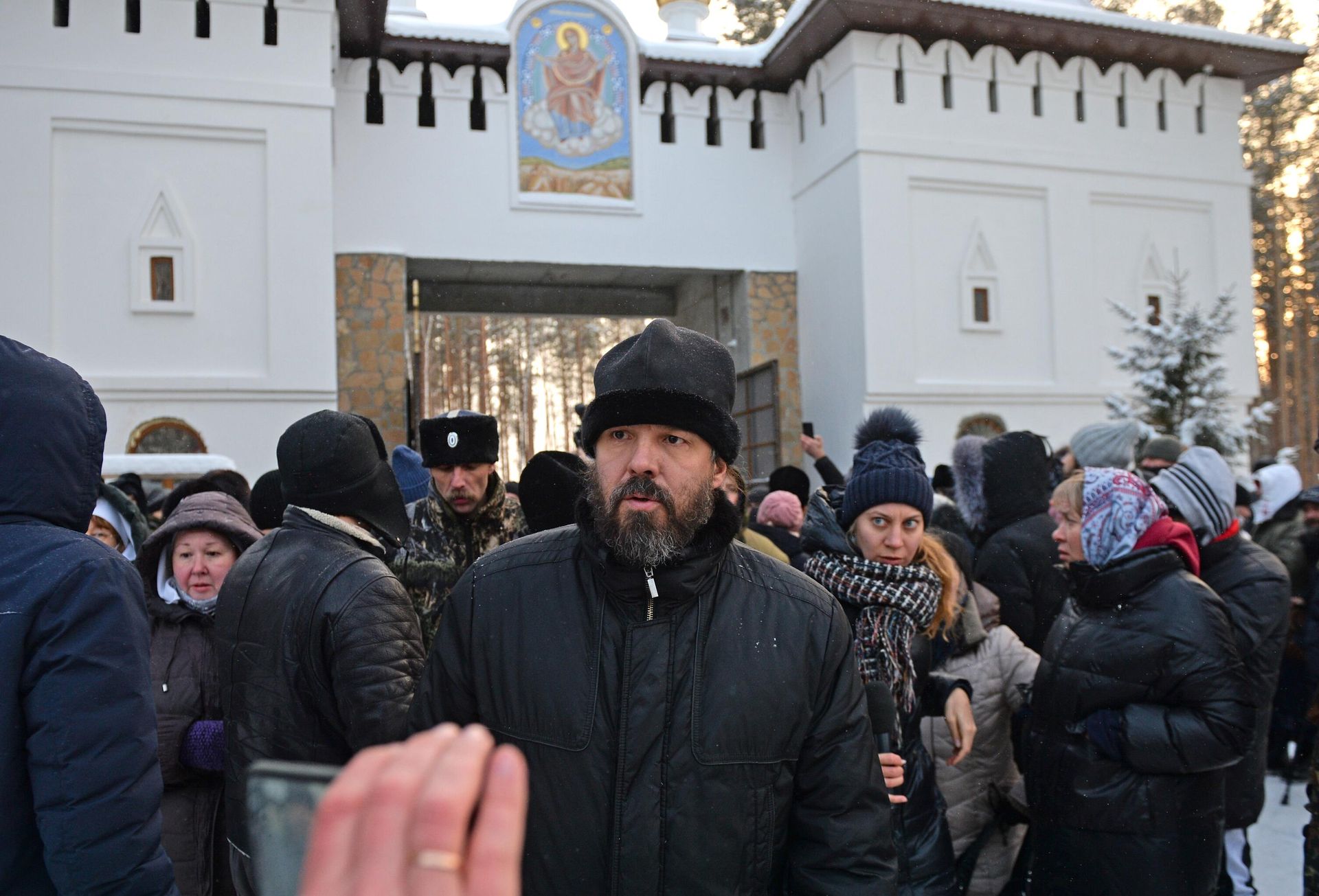 Представитель Екатеринбургской епархии протоиерей Евгений Попиченко покидает Среднеуральский женский монастырь в Свердловской области Представитель Екатеринбургской епархии протоиерей Евгений Попиченко покидает Среднеуральский женский монастырь в Свердловской области - РИА Новости, 1920, 30.03.2021