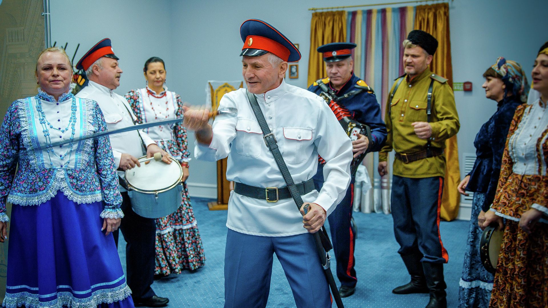 Ансамбль народной песни Метелица Дома культуры имени Гагарина и студенты Ростовского колледжа культуры встречают гостей в культурно-выставочном центре Донская казачья гвардия ДГТУ - РИА Новости, 1920, 30.12.2020