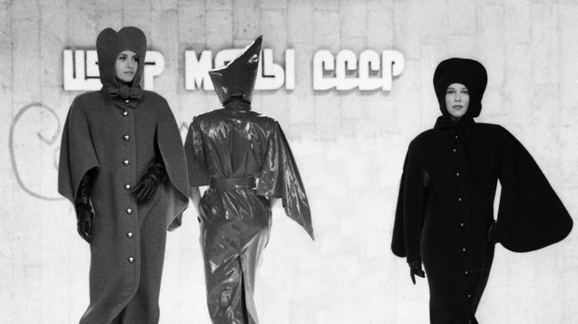 Манекенщицы демонстрируют пальто на показе моделей одежды французского модельера Пьера Кардена Манекенщицы демонстрируют пальто на показе моделей одежды французского модельера Пьера Кардена