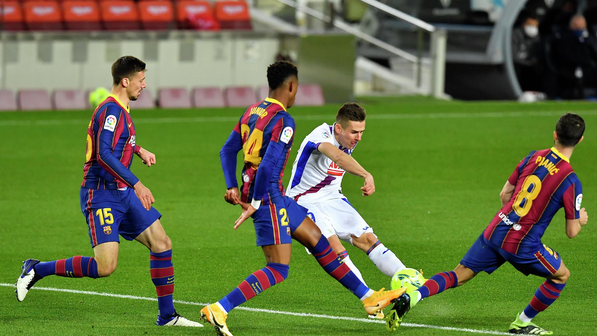 Eibar's Spanish forward Sergi Enrich (C) challenges Barcelona's French defender Clement Lenglet (L), Barcelona's Spanish defender Junior Firpo (2ndL) and Barcelona's Bosnian midfielder Miralem Pjanic (R) during the Spanish League football match between Barcelona and Eibar at the Camp Nou stadium in Barcelona on December 29, 2020. (Photo by Pau BARRENA / AFP) Eibar's Spanish forward Sergi Enrich (C) challenges Barcelona's French defender Clement Lenglet (L), Barcelona's Spanish defender Junior Firpo (2ndL) and Barcelona's Bosnian midfielder Miralem Pjanic (R) during the Spanish League football match between Barcelona and Eibar at the Camp Nou stadium in Barcelona on December 29, 2020. (Photo by Pau BARRENA / AFP) - РИА Новости, 1920, 29.12.2020