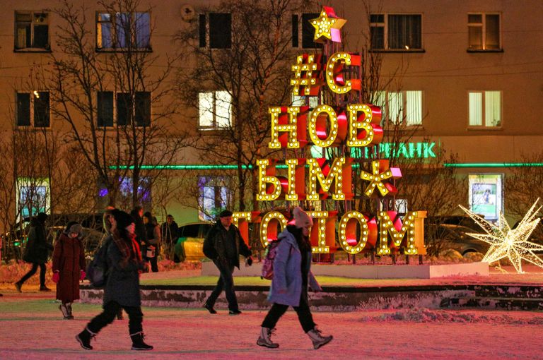 Новогодние инсталляции на площади Пять углов в Мурманске Новогодние инсталляции на площади Пять углов в Мурманске