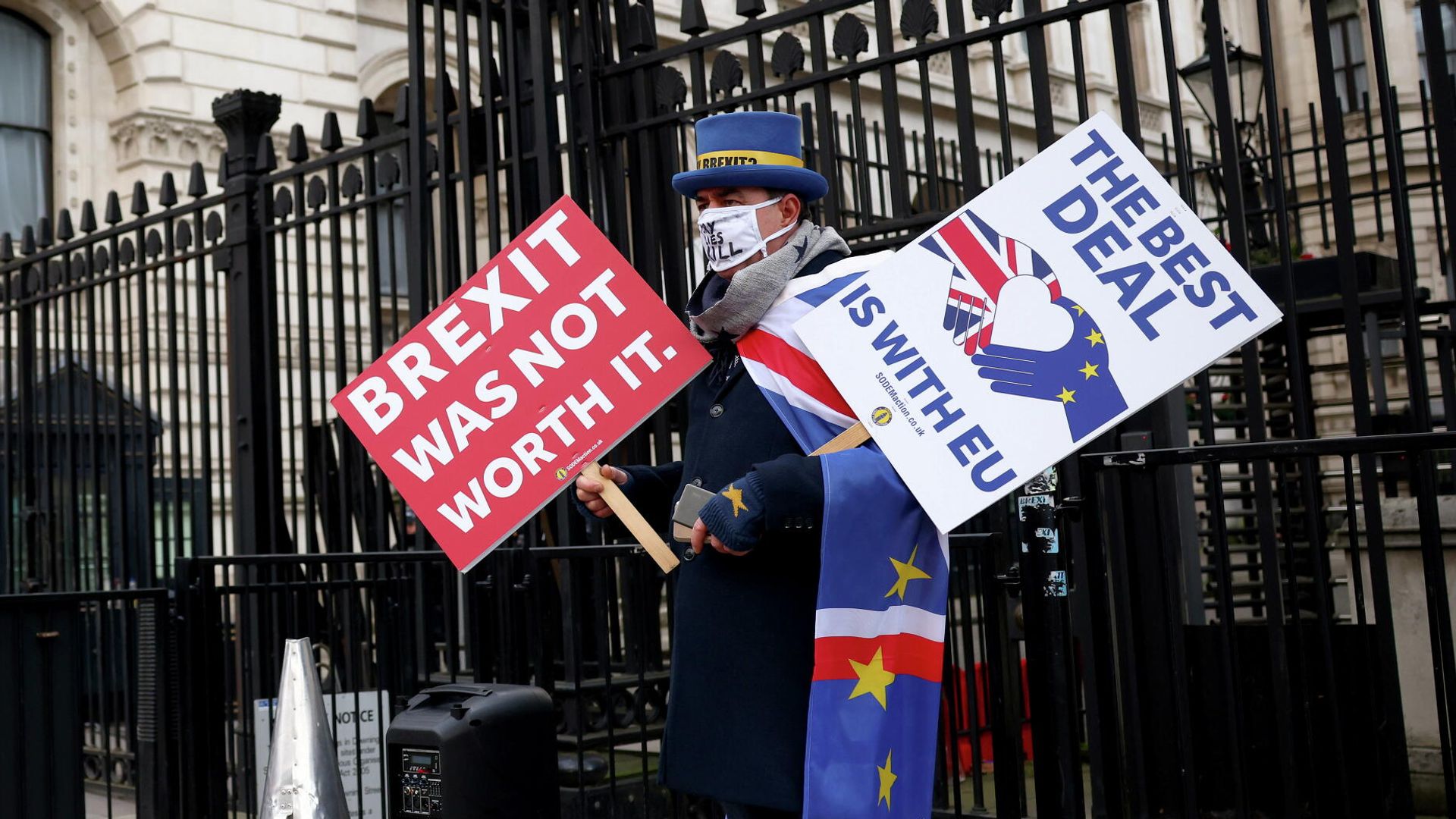 Участник акции протеста против Brexit перед Министерством иностранных дел в Лондоне Участник акции протеста против Brexit перед Министерством иностранных дел в Лондоне - РИА Новости, 1920, 30.12.2020