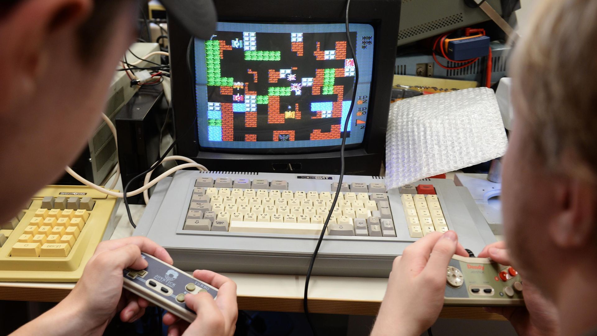 Посетители музея Яндекса в Москве играют на игровой приставке Dendy Classic - РИА Новости, 1920, 07.01.2021