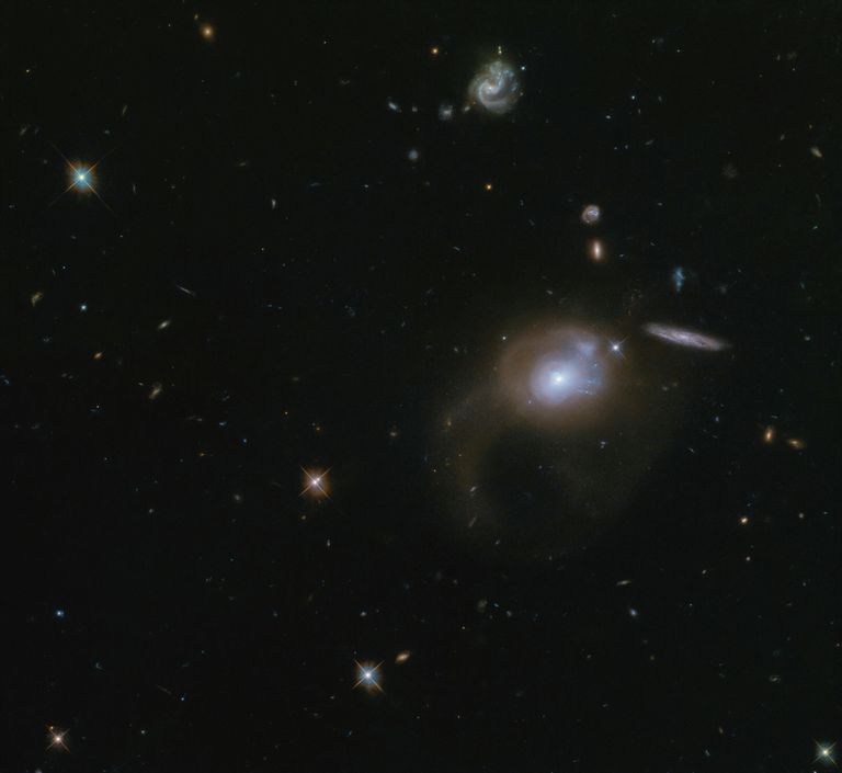 Галактика SDSS J225506. 80+005839.9 снятая телескопом Хаббл Галактика SDSS J225506. 80+005839.9 снятая телескопом Хаббл