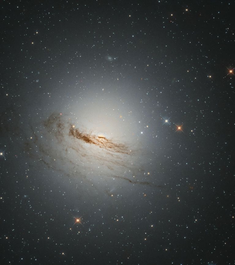 Линзовидная галактика NGC 1947 в созвездии Золотая Рыба Линзовидная галактика NGC 1947 в созвездии Золотая Рыба
