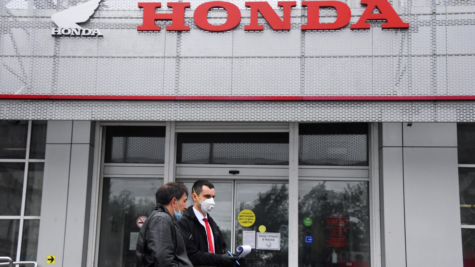 Посетители автомобильного салона Honda в Москве Посетители автомобильного салона Honda в Москве - РИА Новости, 1920, 30.12.2020