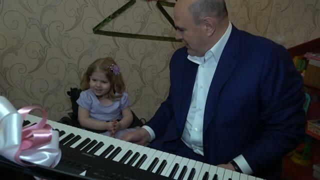Меня Миша зовут — Мишустин привез подарок участнице акции Елка желаний Меня Миша зовут — Мишустин привез подарок участнице акции Елка желаний - РИА Новости, 1920, 30.12.2020