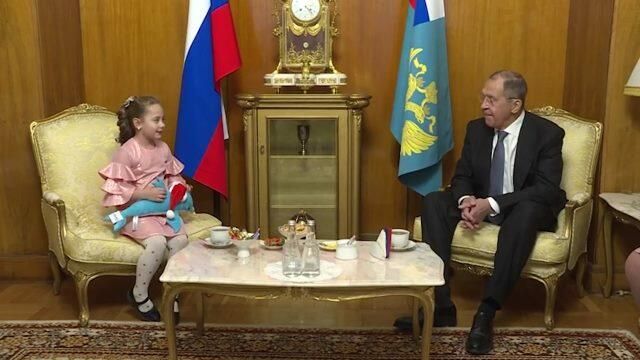 Лавров с участницей акции Елка желаний Лавров с участницей акции Елка желаний - РИА Новости, 1920, 30.12.2020