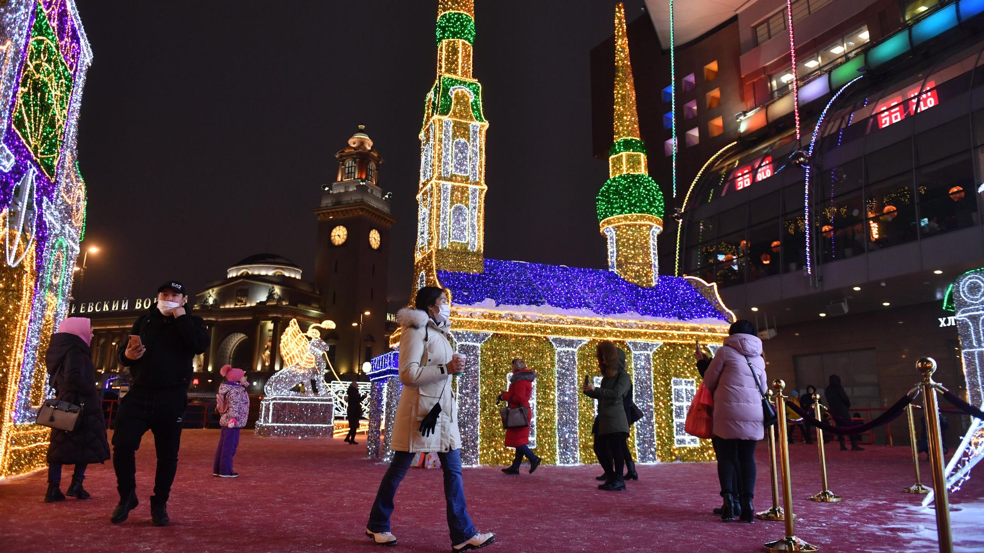 Уличное новогоднее украшение на площади перед Киевским вокзалом в Москве Уличное новогоднее украшение на площади перед Киевским вокзалом в Москве - РИА Новости, 1920, 13.11.2021