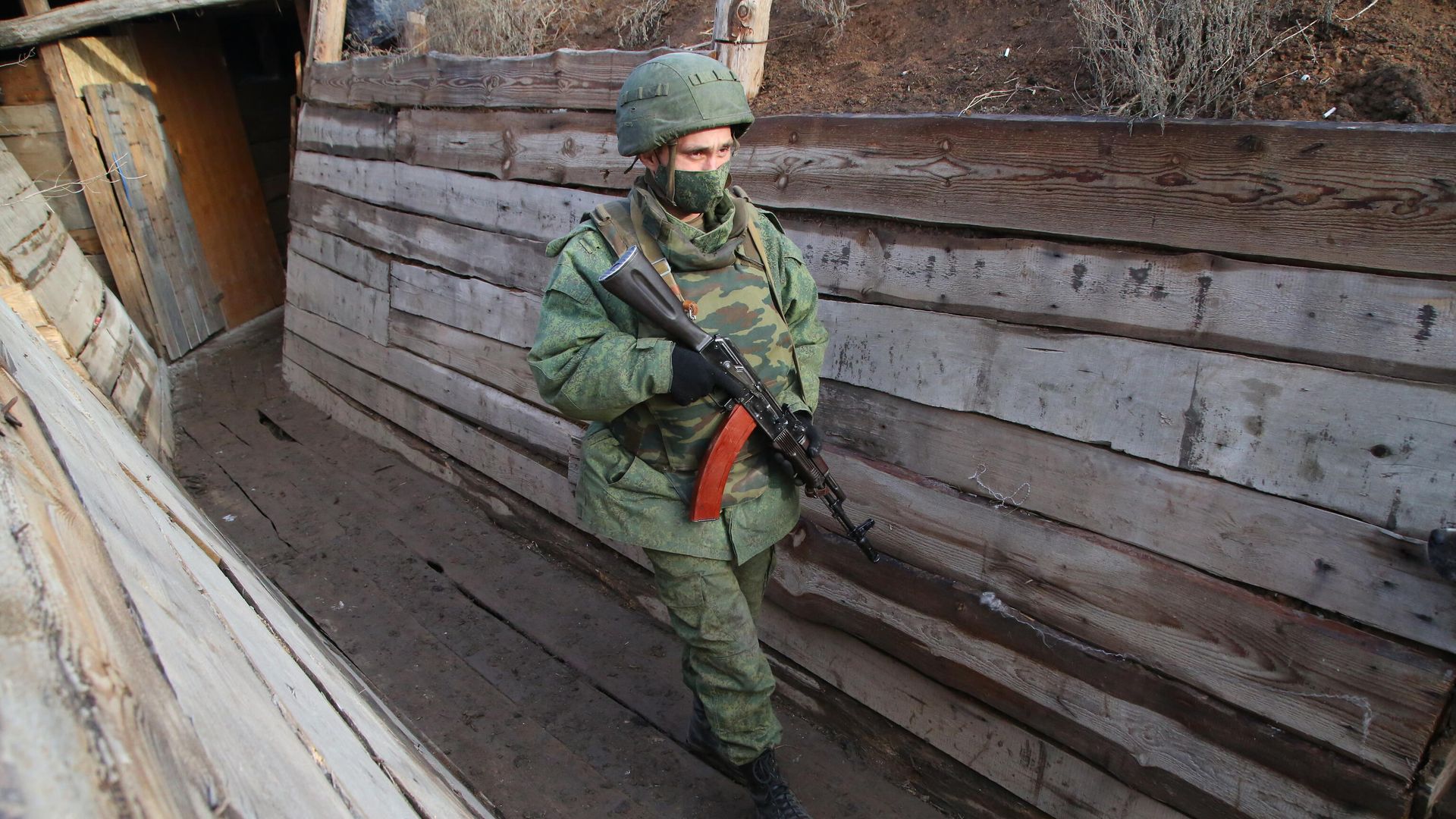 Военнослужащий Народной милиции ДНР в окопе в Новоазовском районе у села Саханка вблизи линии соприкосновения - РИА Новости, 1920, 01.02.2021