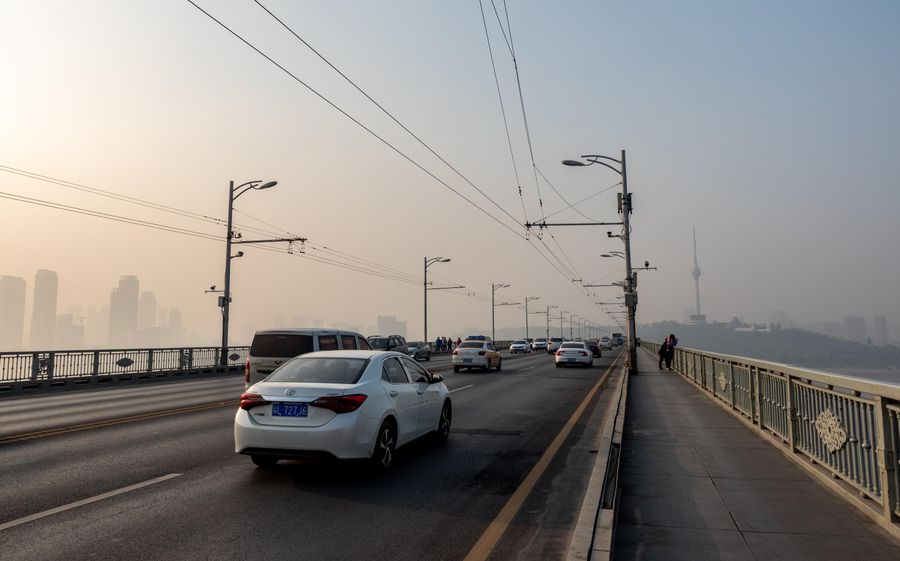 Движение автомобилей на одной из дорог в Ухани