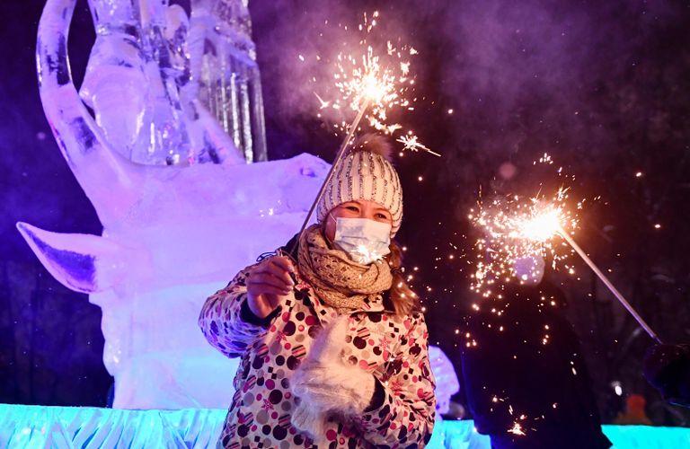 Жители во время встречи Нового 2021 года на площади 1905 года в Екатеринбурге.