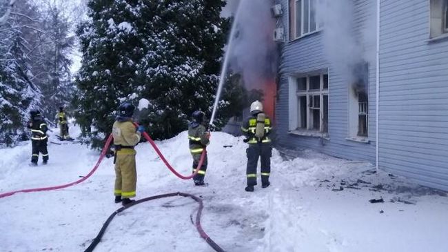 Тушение пожара на территории Самарского завода