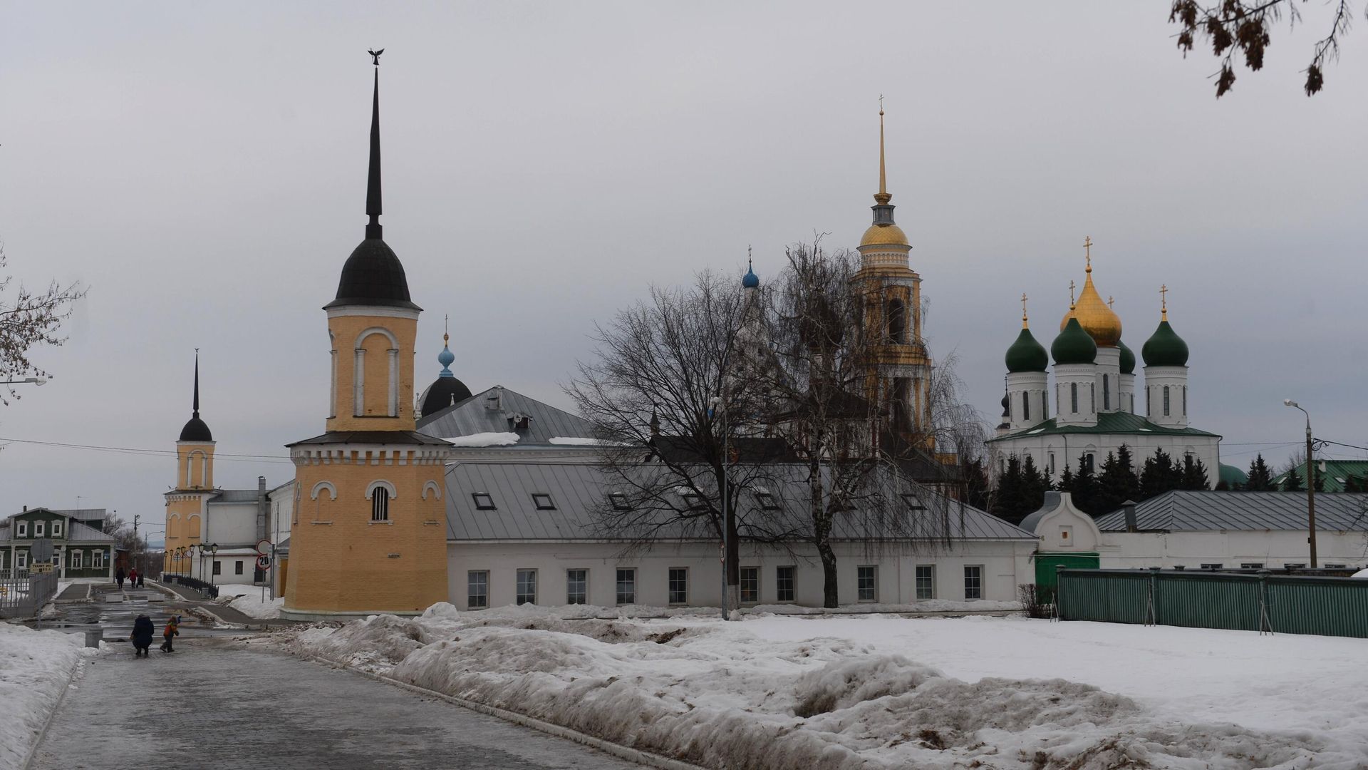 Успенский кафедральный собор (справа), колокольня Ново-Голутвина монастыря (в центре) на территории Коломенского кремля Успенский кафедральный собор (справа), колокольня Ново-Голутвина монастыря (в центре) на территории Коломенского кремля - РИА Новости, 1920, 02.01.2021