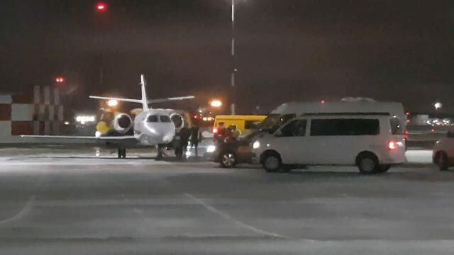 Вернувшиеся из Ливии российские и украинский моряки вышли из самолета в Шереметьево - РИА Новости, 1920, 03.01.2021