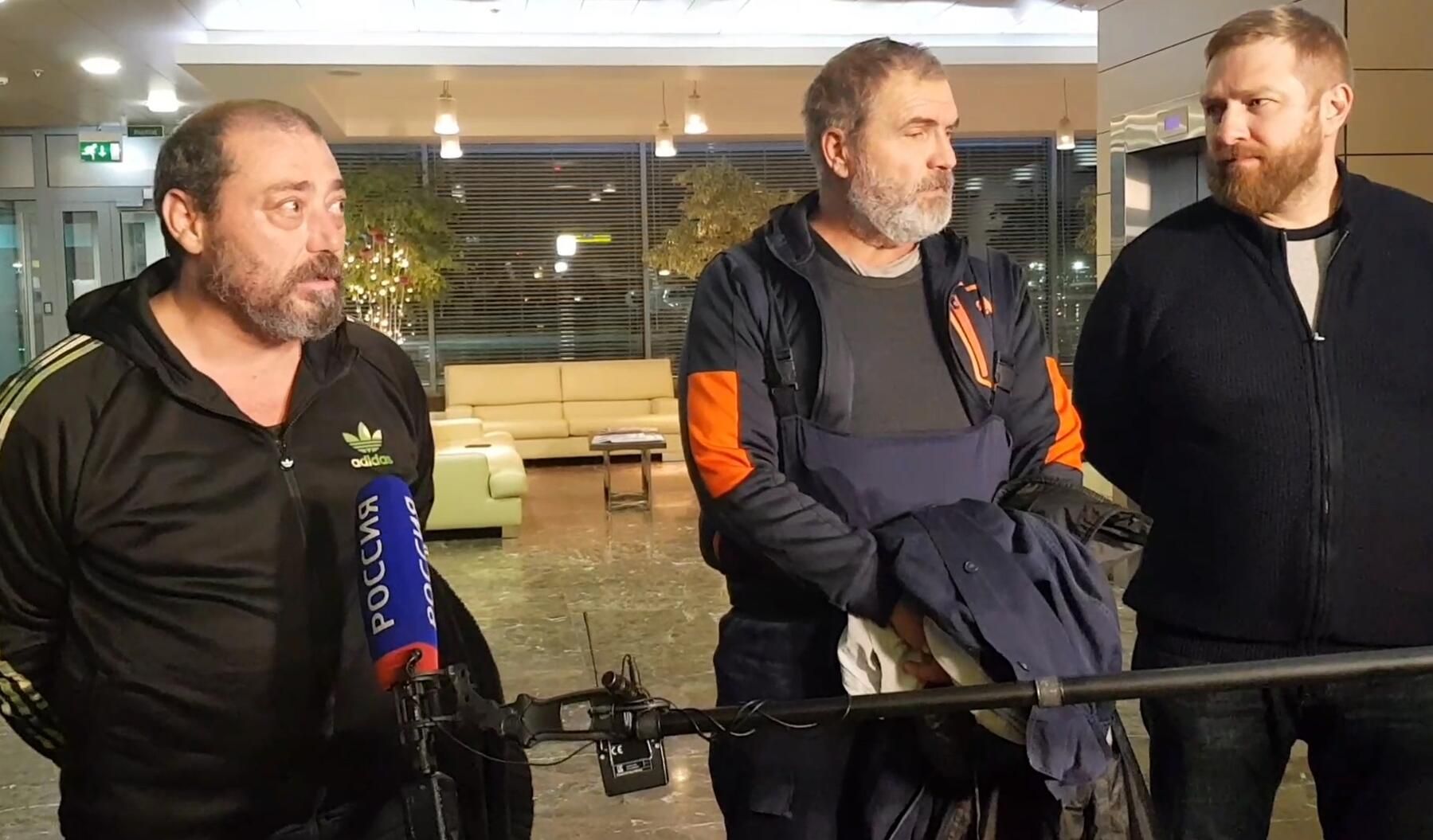 Бывшие пленные Димитрий Димитриади и Виктор Бодряга (слева направо), прилетевшие на самолете с освобожденными из плена в Ливии россиянами и гражданином Украины, на территории аэропорта Шереметьево Бывшие пленные Димитрий Димитриади и Виктор Бодряга (слева направо), прилетевшие на самолете с освобожденными из плена в Ливии россиянами и гражданином Украины, на территории аэропорта Шереметьево - РИА Новости, 1920, 03.01.2021