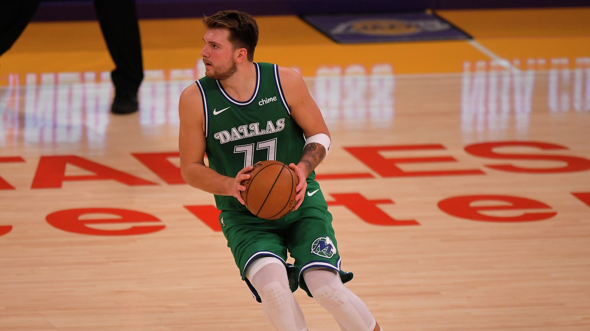 LOS ANGELES, CA - DECEMBER 25: Luka Doncic #77 of the Dallas Mavericks plays the Dallas Mavericks at Staples Center on December 25, 2020 in Los Angeles, California. John McCoy/Getty Images/AFP LOS ANGELES, CA - DECEMBER 25: Luka Doncic #77 of the Dallas Mavericks plays the Dallas Mavericks at Staples Center on December 25, 2020 in Los Angeles, California. John McCoy/Getty Images/AFP - РИА Новости, 1920, 05.01.2021