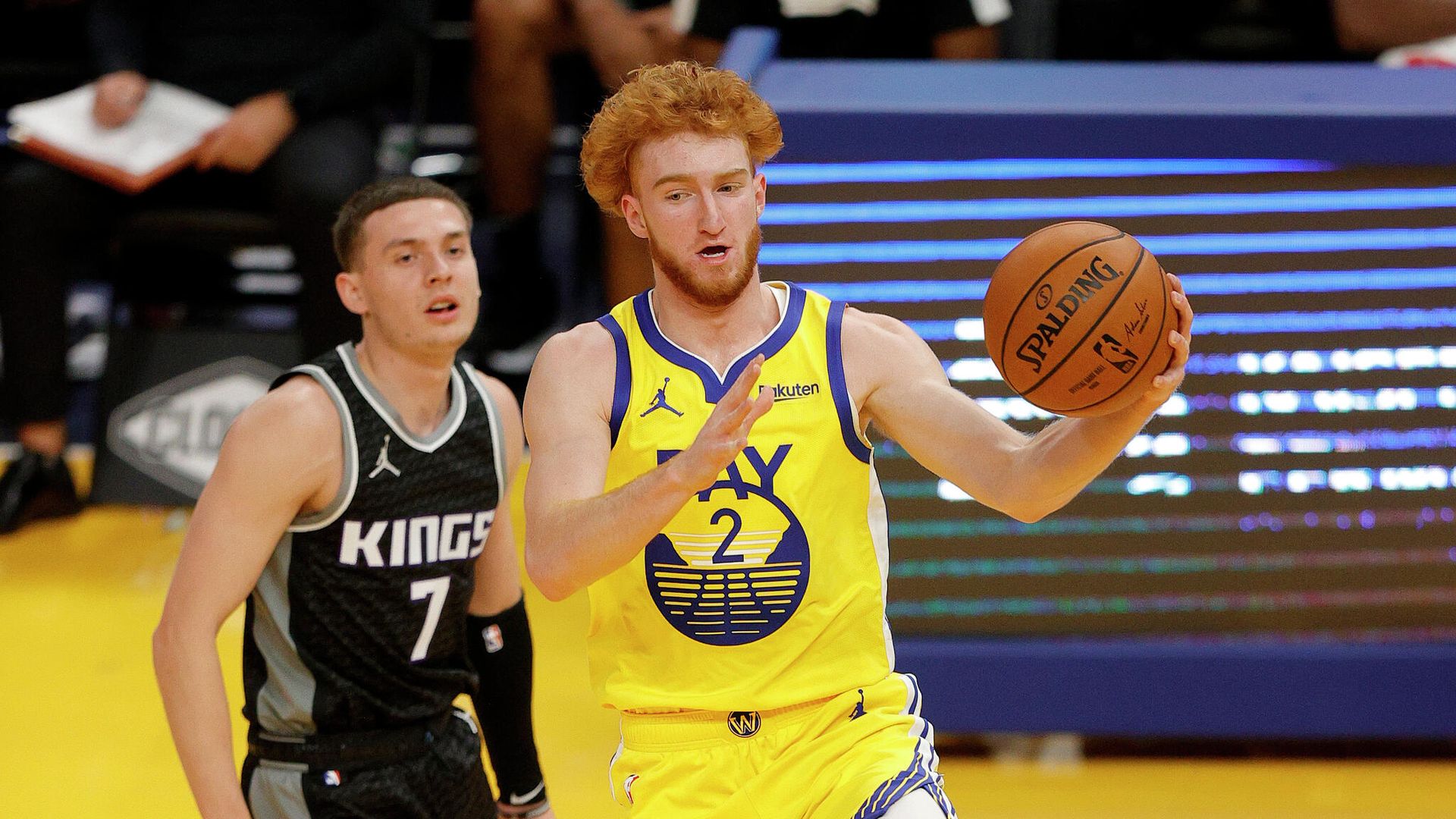 SAN FRANCISCO, CALIFORNIA - JANUARY 04: Nico Mannion #2 of the Golden State Warriors dribbles past Kyle Guy #7 of the Sacramento Kings at Chase Center on January 04, 2021 in San Francisco, California. NOTE TO USER: User expressly acknowledges and agrees that, by downloading and or using this photograph, User is consenting to the terms and conditions of the Getty Images License Agreement.   Ezra Shaw/Getty Images/AFP - РИА Новости, 1920, 05.01.2021