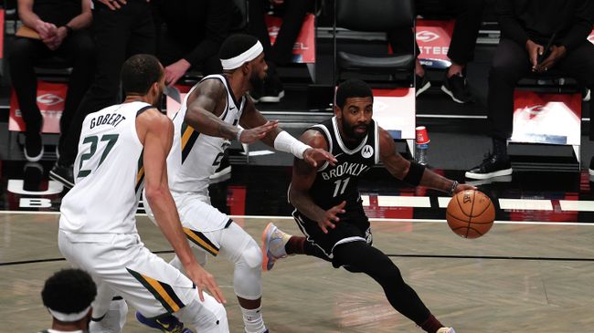 NEW YORK, NEW YORK - JANUARY 05: Kyrie Irving #11 of the Brooklyn Nets drives against the Utah Jazz during their game at Barclays Center on January 05, 2021 in New York City. NOTE TO USER: User expressly acknowledges and agrees that, by downloading and/or using this Photograph, user is consenting to the terms and conditions of the Getty Images License Agreement. Al Bello/Getty Images/AFP NEW YORK, NEW YORK - JANUARY 05: Kyrie Irving #11 of the Brooklyn Nets drives against the Utah Jazz during their game at Barclays Center on January 05, 2021 in New York City. NOTE TO USER: User expressly acknowledges and agrees that, by downloading and/or using this Photograph, user is consenting to the terms and conditions of the Getty Images License Agreement. Al Bello/Getty Images/AFP