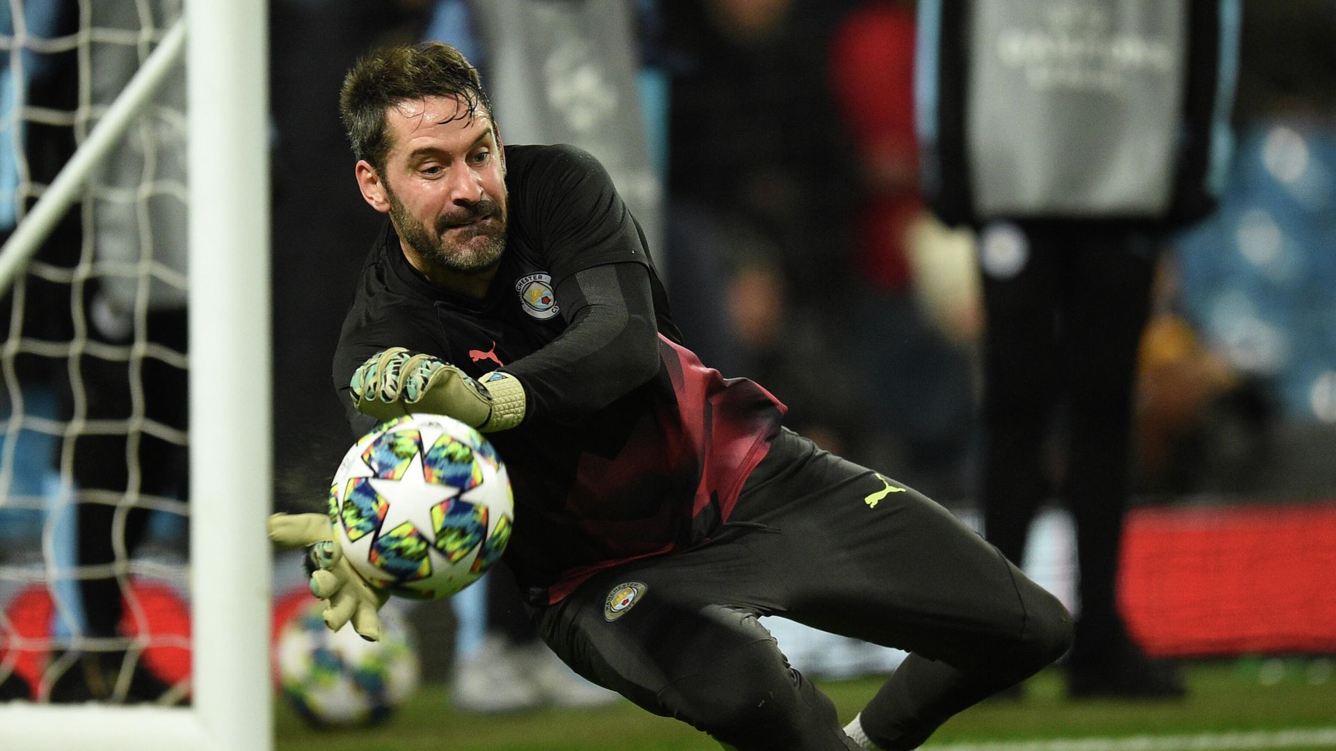 Manchester City's English goalkeeper Scott Carson warms up ahead of the UEFA Champions League football Group C match between Manchester City and Shakhtar Donetsk at the Etihad Stadium in Manchester, north west England on November 26, 2019. (Photo by Oli SCARFF / AFP) Manchester City's English goalkeeper Scott Carson warms up ahead of the UEFA Champions League football Group C match between Manchester City and Shakhtar Donetsk at the Etihad Stadium in Manchester, north west England on November 26, 2019. (Photo by Oli SCARFF / AFP) - РИА Новости, 1920, 06.01.2021