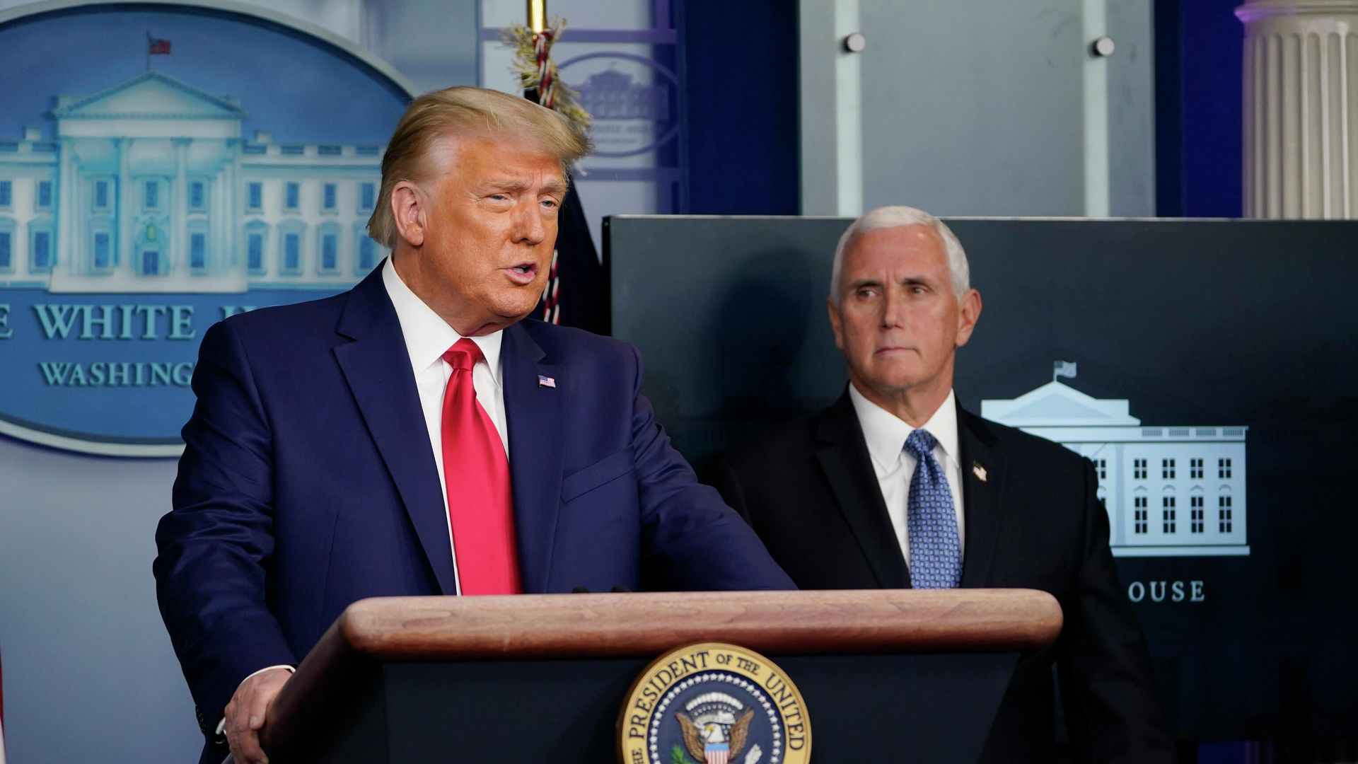 Президент США Дональд Трамп и вице-президент Майк Пенс Президент США Дональд Трамп и вице-президент Майк Пенс - РИА Новости, 1920, 13.01.2021