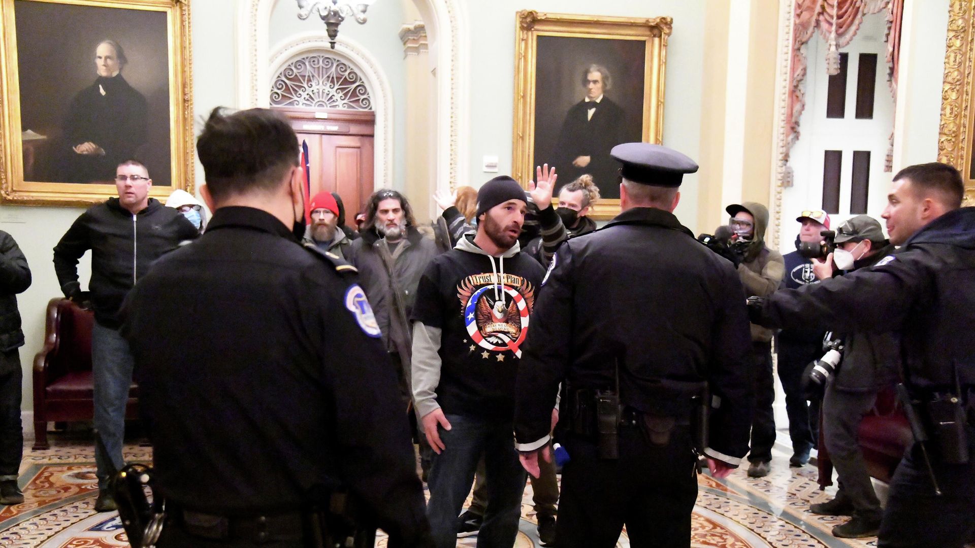 Сторонники президента США Дональда Трампа во время протеста против результатов выборов Сторонники президента США Дональда Трампа во время протеста против результатов выборов - РИА Новости, 1920, 07.01.2021