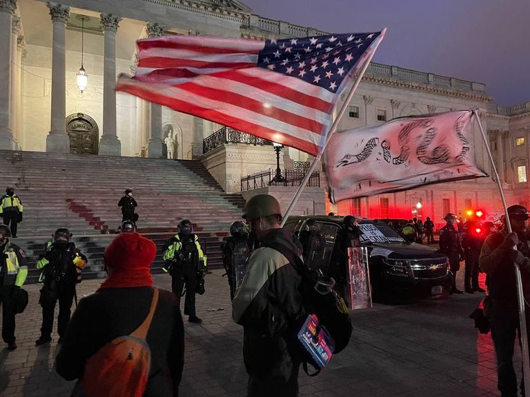 Протестующие у здания Капитолия в Вашингтоне Протестующие у здания Капитолия в Вашингтоне