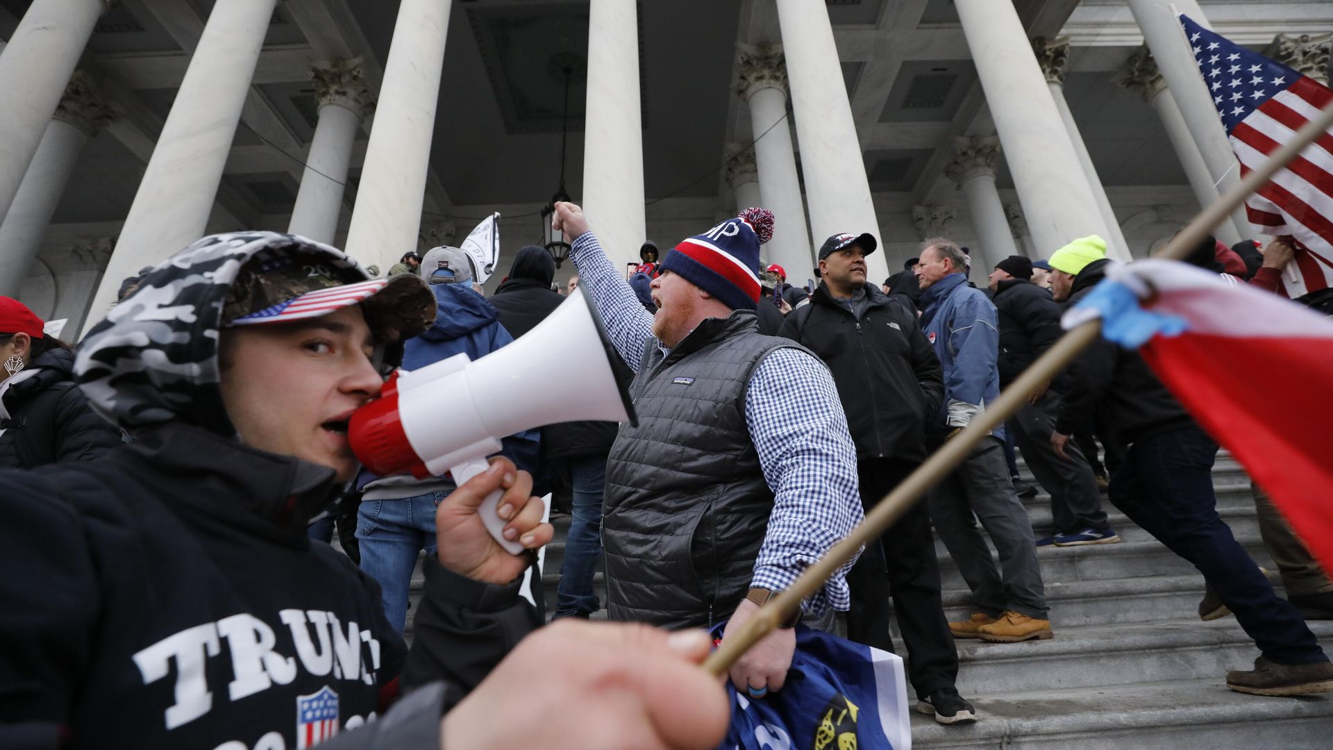 Участники акции протеста сторонников действующего президента США Дональда Трампа у здания конгресса в Вашингтоне Участники акции протеста сторонников действующего президента США Дональда Трампа у здания конгресса в Вашингтоне - РИА Новости, 1920, 07.01.2021