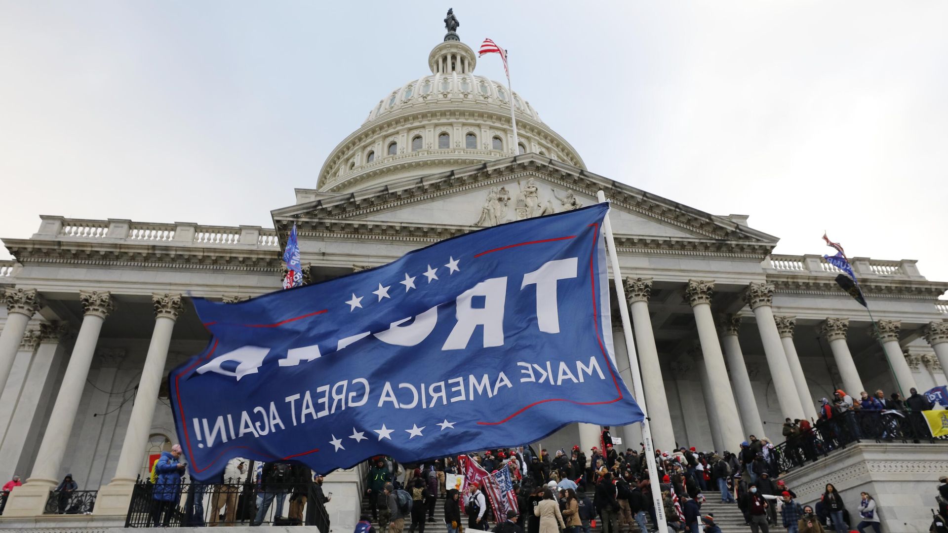 Участники акции протеста сторонников действующего президента США Дональда Трампа у здания конгресса в Вашингтоне Участники акции протеста сторонников действующего президента США Дональда Трампа у здания конгресса в Вашингтоне - РИА Новости, 1920, 13.01.2021