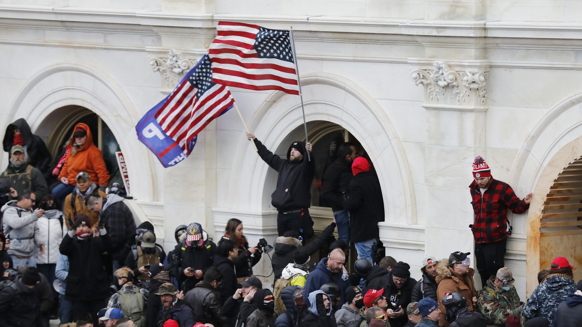 Участники акции протеста сторонников действующего президента США Дональда Трампа у здания конгресса в Вашингтоне - РИА Новости, 1920, 07.01.2021