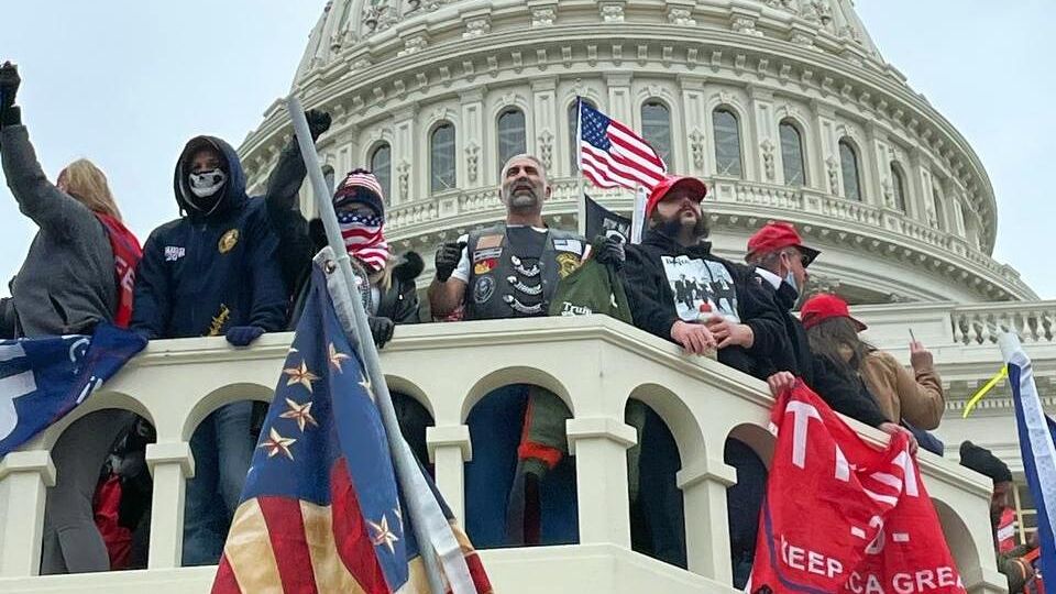 Участники акции протеста сторонников действующего президента США Дональда Трампа у здания конгресса в Вашингтоне - РИА Новости, 1920, 11.01.2021
