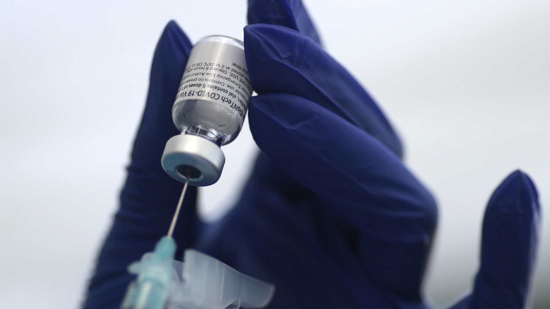 Флакон с вакциной от COVID-19 компаний Pfizer и BioNTech во время вакцинации в Лос-Анджелесе - РИА Новости, 1920, 15.01.2021
