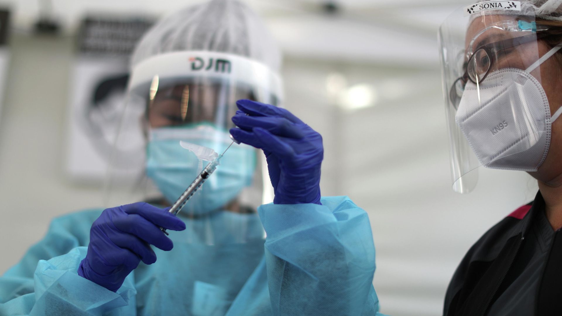 Медицинские работники с вакциной от COVID-19 компаний Pfizer и BioNTech во время вакцинации в Лос-Анджелесе - РИА Новости, 1920, 17.01.2021