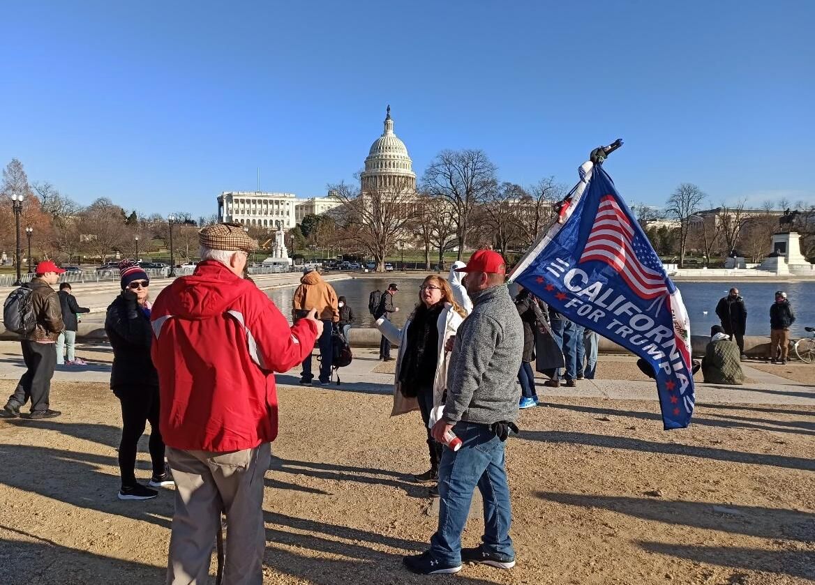 Мужчина с флагом сторонников Дональда Трампа на Капитолийском холме в Вашингтоне Мужчина с флагом сторонников Дональда Трампа на Капитолийском холме в Вашингтоне - РИА Новости, 1920, 04.10.2021