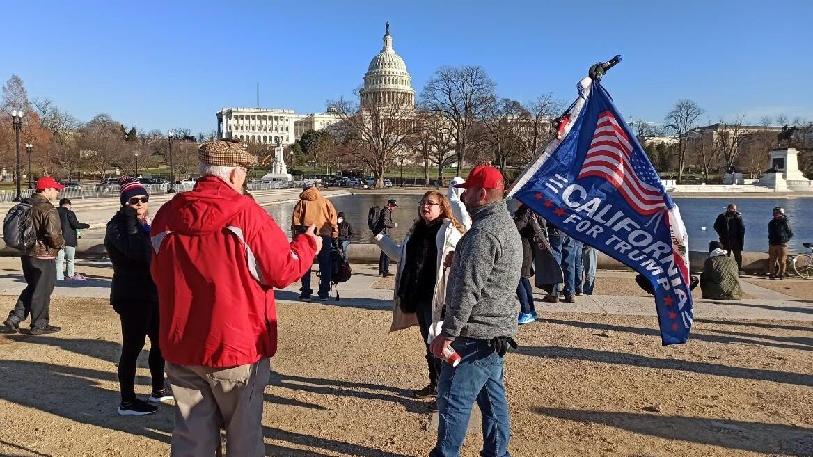 Мужчина с флагом сторонников Дональда Трампа на Капитолийском холме в Вашингтоне Мужчина с флагом сторонников Дональда Трампа на Капитолийском холме в Вашингтоне - РИА Новости, 1920, 09.01.2021