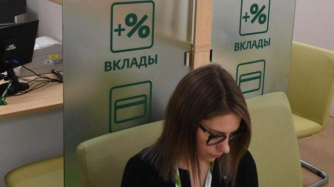 Сотрудница в отделении банка