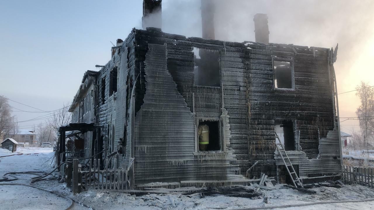 После тушения пожара в деревянном доме в селе Ломоносово Холмогорского района Архангельской области После тушения пожара в деревянном доме в селе Ломоносово Холмогорского района Архангельской области - РИА Новости, 1920, 09.01.2021