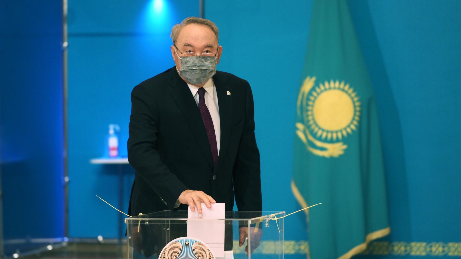 Первый президент Республики Казахстан Нурсултан Назарбаев на избирательном участке - РИА Новости, 1920, 05.06.2022