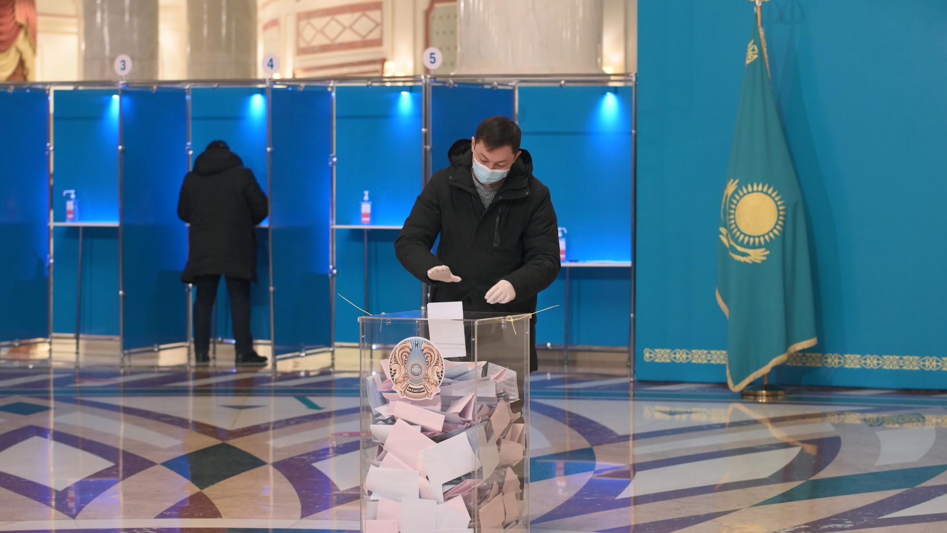 Мужчина на избирательном участке №115 в Нур-Султане, Казахстан Мужчина на избирательном участке №115 в Нур-Султане, Казахстан - РИА Новости, 1920, 25.01.2022