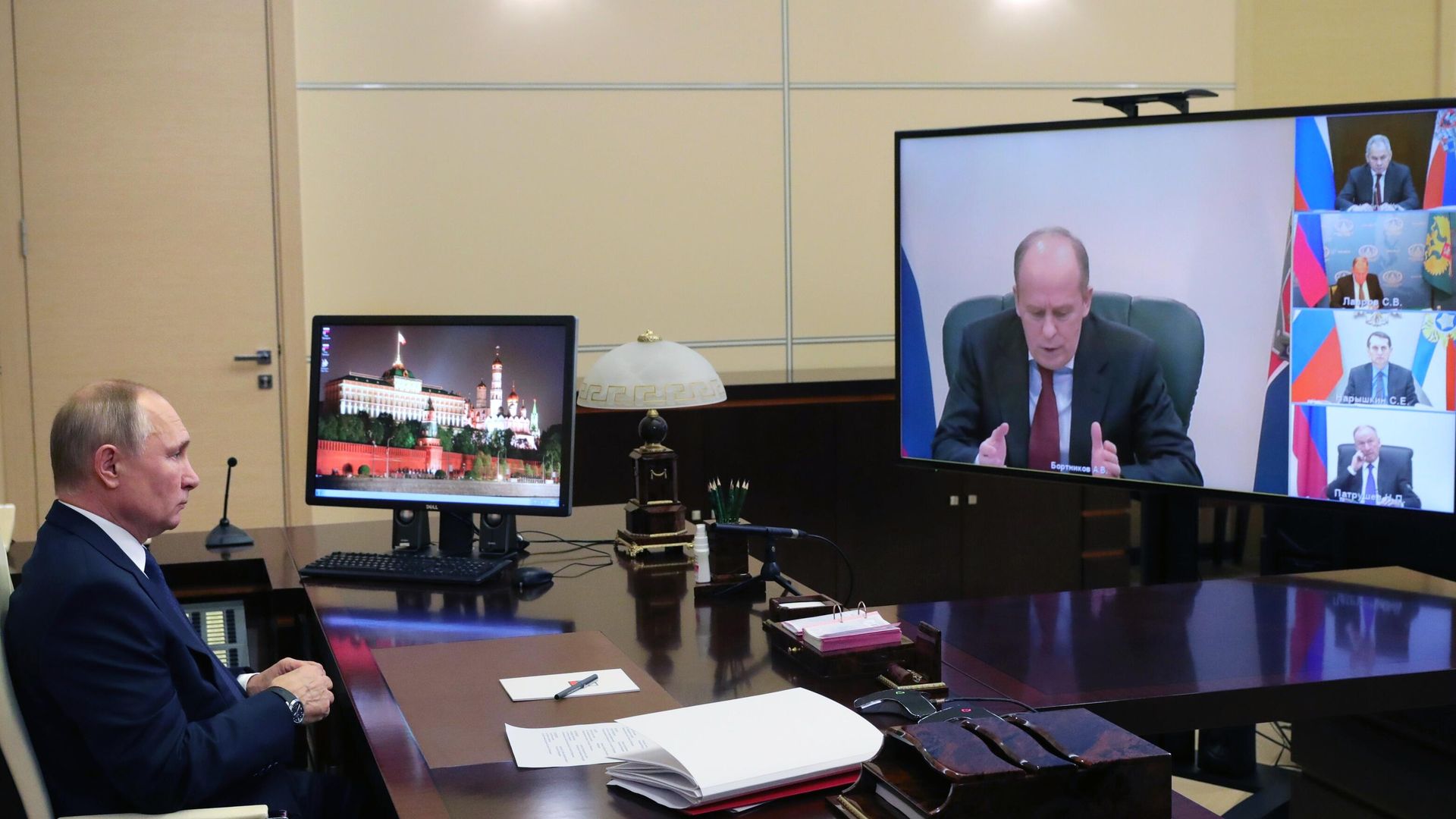 Президент РФ Владимир Путин проводит в режиме видеоконференции совещание, на котором обсуждались вопросы нагорно-карабахского урегулирования и ситуация на Южном Кавказе Президент РФ Владимир Путин проводит в режиме видеоконференции совещание, на котором обсуждались вопросы нагорно-карабахского урегулирования и ситуация на Южном Кавказе - РИА Новости, 1920, 10.01.2021