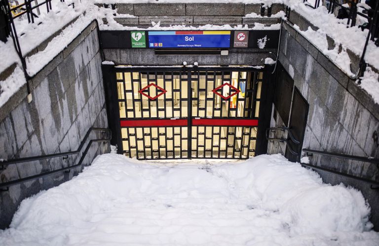 Закрытый из-за снегопада вход на станцию метрополитена в Мадриде Закрытый из-за снегопада вход на станцию метрополитена в Мадриде