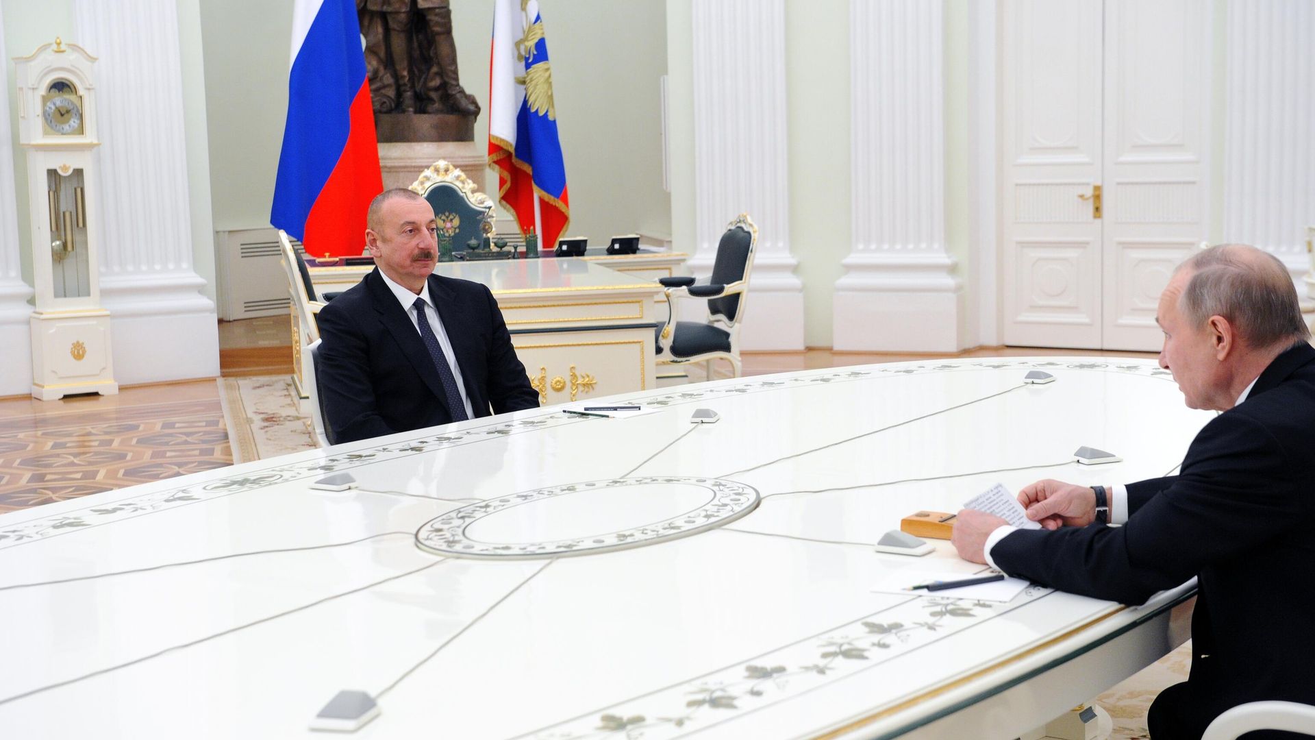 Президент РФ Владимир Путин и президент Азербайджана Ильхам Алиев во время трехсторонних переговоров по поводу ситуации в Нагорном Карабахе Президент РФ Владимир Путин и президент Азербайджана Ильхам Алиев во время трехсторонних переговоров по поводу ситуации в Нагорном Карабахе - РИА Новости, 1920, 21.09.2023