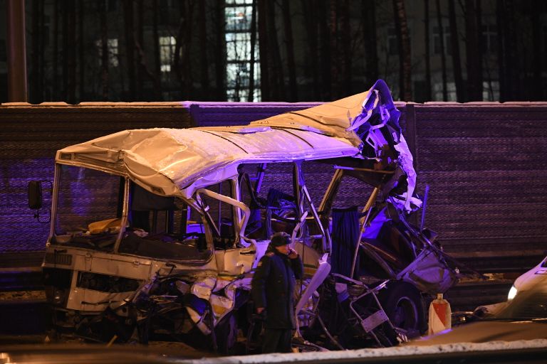 На месте ДТП на 28-м километре Новорижского шоссе, где грузовой автомобиль въехал в один из четырех военных автобусов ПАЗ, следовавших автоколонной На месте ДТП на 28-м километре Новорижского шоссе, где грузовой автомобиль въехал в один из четырех военных автобусов ПАЗ, следовавших автоколонной