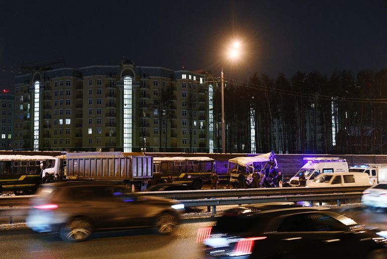 На месте ДТП на 28-м километре Новорижского шоссе, где грузовой автомобиль въехал в один из четырех военных автобусов ПАЗ, следовавших автоколонной На месте ДТП на 28-м километре Новорижского шоссе, где грузовой автомобиль въехал в один из четырех военных автобусов ПАЗ, следовавших автоколонной