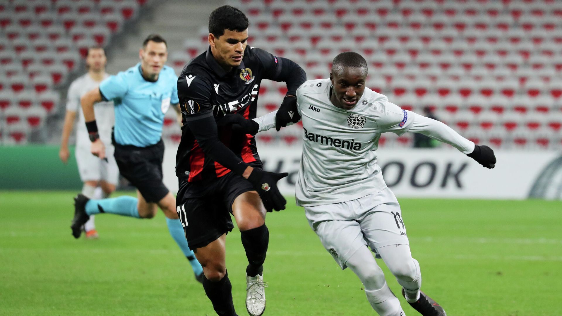 Nice's Brazilian midfielder Danilo (L) fights for the ball with Bayer Leverkusen's French forward Moussa Diaby during the UEFA Europa League group C football match between Nice and Bayer Leverkusen at The Allianz Riviera Stadium in Nice, southeastern France, on December 3, 2020. (Photo by Valery HACHE / AFP) Nice's Brazilian midfielder Danilo (L) fights for the ball with Bayer Leverkusen's French forward Moussa Diaby during the UEFA Europa League group C football match between Nice and Bayer Leverkusen at The Allianz Riviera Stadium in Nice, southeastern France, on December 3, 2020. (Photo by Valery HACHE / AFP) - РИА Новости, 1920, 12.01.2021