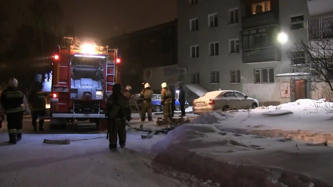 Сотрудники пожарной службы во дворе жилого дома на улице Рассветной в Екатеринбурге, где произошел пожар Сотрудники пожарной службы во дворе жилого дома на улице Рассветной в Екатеринбурге, где произошел пожар - РИА Новости, 1920, 12.01.2021