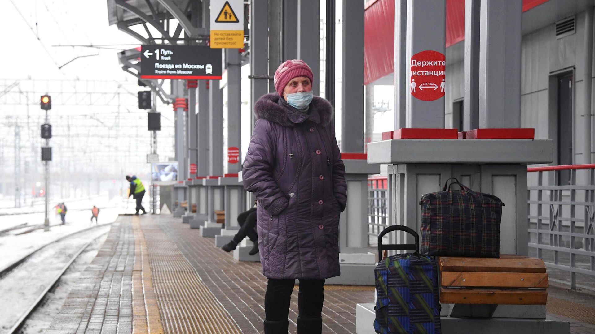 Женщина на перроне на станции Подольск в Московской области Женщина на перроне на станции Подольск в Московской области - РИА Новости, 1920, 19.01.2023