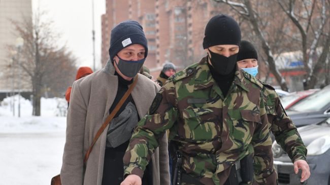 Журналист Иван Голунов у здания Московского городского суда 
